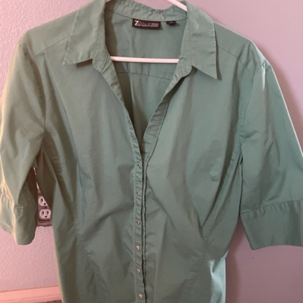 7th Avenue NY & Co Green Snap Front Blouse